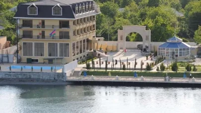 Mingəçevirdə qayıq "River Side" hotelinin restoranına çırpıldı - Yaralılar var