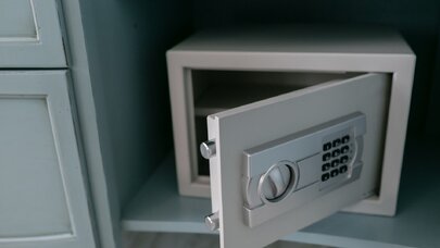 Açarı girişə qoydu, evdəki milyonlar yoxa çıxdı - ŞOK OLAY