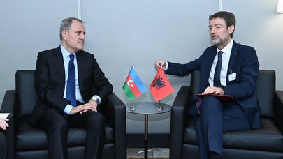 Ceyhun Bayramov Albaniyanın xarici işlər naziri ilə görüşdü