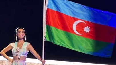Keti Perri Bakıda bayrağımızı dalğalandırdı
