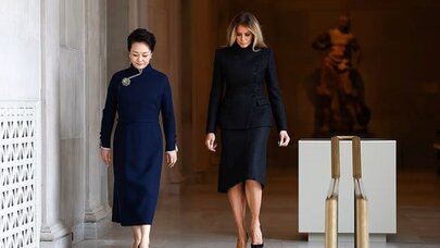 Melaniya Trampın davranışı gündəm oldu: Gözünü ondan çəkə bilmədi - FOTO