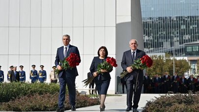 Dövlət və hökumət rəsmiləri Zəfər parkında oldular - Foto