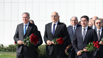 Dövlət və hökumət rəsmiləri Zəfər parkında olublar
