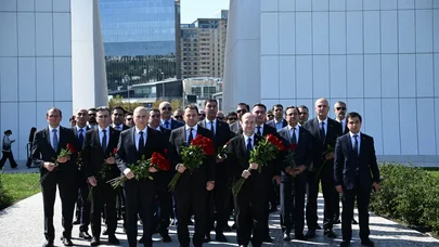 XİN-in rəhbər heyəti Zəfər parkını ziyarət etdi