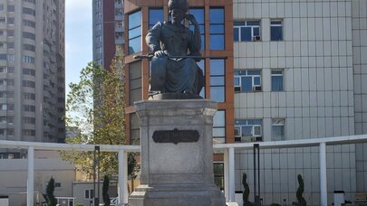 Xətainin abidəsindəki yazı etiraz yaratdı: Onu kim edib? - FOTO