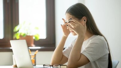 Gözləri kompüterdən qoruyan qidalar: Həkimdən VACİB MƏSLƏHƏTLƏR