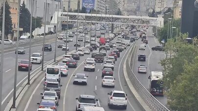 Paytaxt yollarında tıxac yarandı - SİYAHI