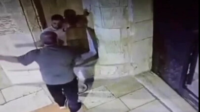 Qüds ermənisi haray çəkdi: Biz tualet deyilik, dayanın