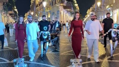 Hüseyn Həsənov robotla Bakının mərkəzində gəzdi - Video