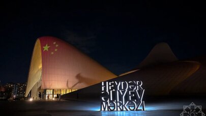 Heydər Əliyev Mərkəzi və Bakı Olimpiya Stadionu Çin bayrağının rənglərinə boyandı - FOTO