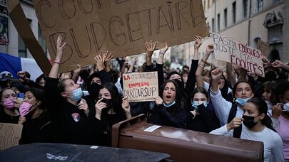 Fransada şagirdlərin etirazları davam edir: 600 nəfər saxlanıldı