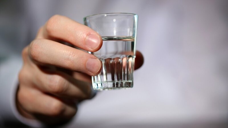 Xəstəxanadan çıxan keçmiş iqtisadiyyat nazirinin ilk işi araq içmək oldu - FOTO