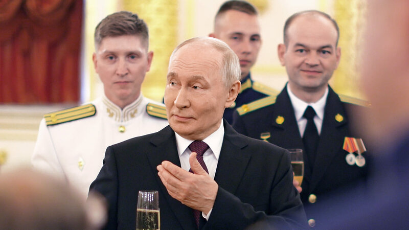 Putin onları təriflədi: "Lazımi məlumatları vaxtında təqdim edirlər!"