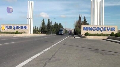 Mingəçevirdə dəhşətli hadisə: Ər arvadını bağçanın qarşısında bıçaqladı - Video
