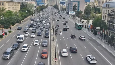 Paytaxt yollarında tıxac yarandı - SİYAHI