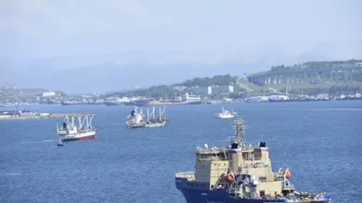 İstanbulda turistləri daşıyan qayıq tarixi villaya çırpıldı