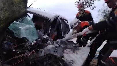 Bakıda avtobusla minik avtomobili toqquşdu: sürücü sıxılmış vəziyyətdə qaldı -  VİDEO