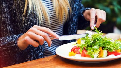 Vegetarian qidalanma kimlər üçün təhlükəlidir? - Dietoloqdan xəbərdarlıq