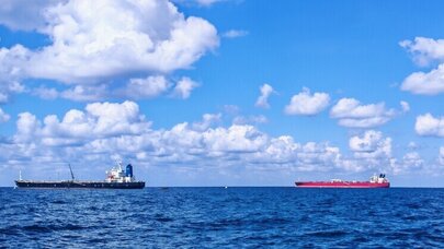 Hörmüzdə gərginlik pik həddə: Tankerə hücum edildi, neft 100 dolları keçdi