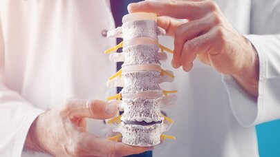 Onurğa probleminin ilkin siqnalları: Valideynlər nəyə diqqət etməlidir?