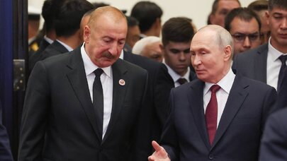 İlham Əliyev Putinlə ayaqüstü söhbət etdi