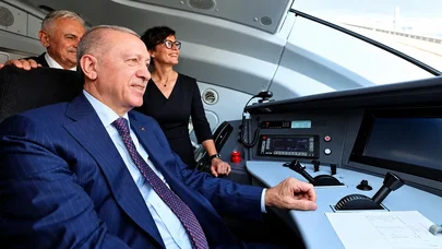 Erdoğan yeni sürətli qatarın sükanı arxasında - VİDEO