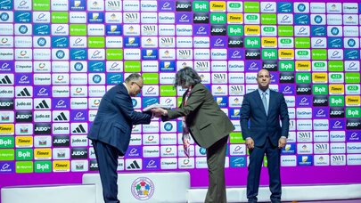 Cüdo üzrə dünya çempionatının bayrağı Qazaxıstana təhvil verildi - FOTO