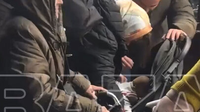 Küçədə dəhşət: Uşaqlarını boğan ana zərərsizləşdirildi - Video