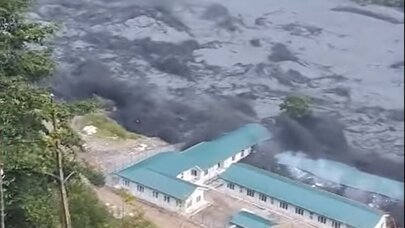 Qiyaməti xatırladan dəhşətli daşqın: Onlarla bina bir anda yox oldu - Video