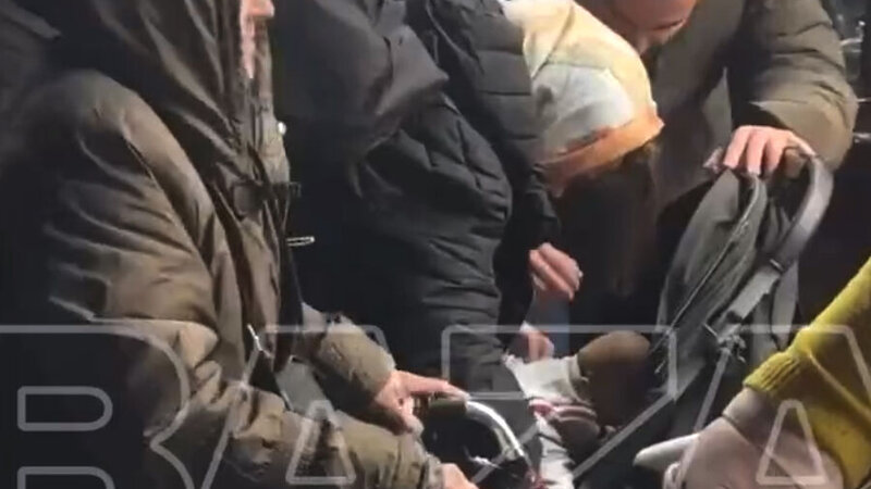 Küçədə dəhşət: Uşaqlarını boğan ana zərərsizləşdirildi - Video