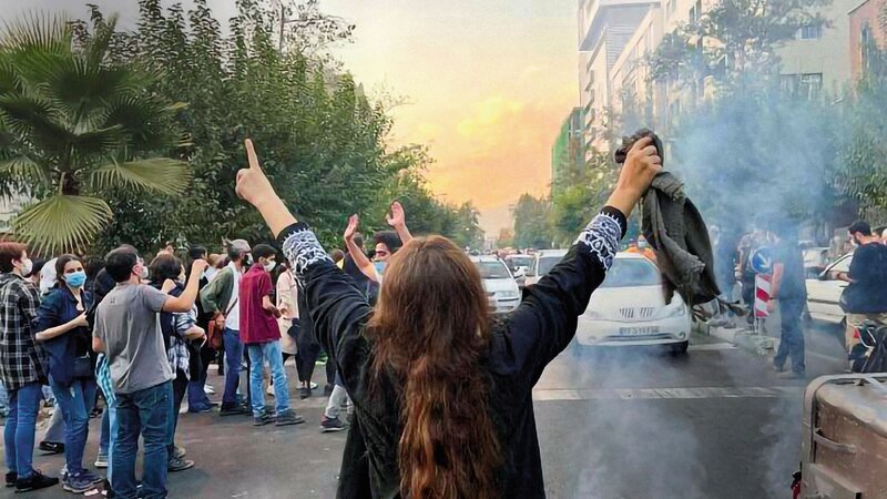 İranda etiraz dalğası: Qadınlar hicablarını yandıraraq rejimə qarşı çıxdılar - VİDEO