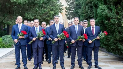 ADY kollektivi Fəxri xiyabanı və Şəhidlər xiyabanını ziyarət etdi