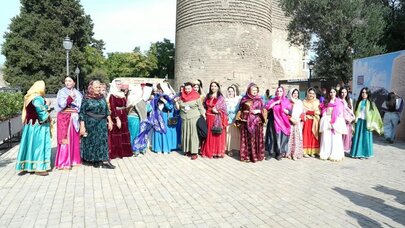 Bakının mərkəzində QHT-lər milli baş örtüyü – kəlağayı ilə yürüş keçirirlər - FOTO