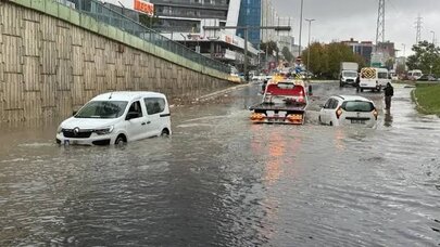 İstanbulda leysan həyatı iflic etdi: Yol çökdü, məktəblər bağlandı