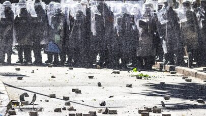 Albaniyada qiyam: Xəsarət alan polislərin sayı açıqlandı