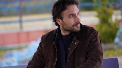 Məşhur aktyordan özündən 16 yaş kiçik qadınla eşq iddiasına sərt reaksiya
