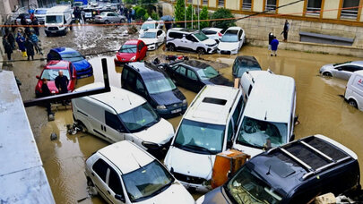 İstanbulda 300 iş yeri və 200 avtomobilə ziyan dəydi