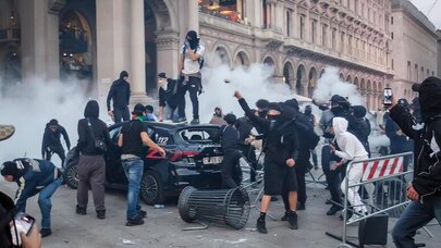 Fransadakı etirazlar İtaliyaya keçdi - 141 polis yaralanıb(Foto)