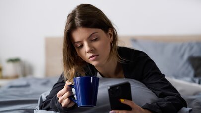 Valideynlərin bu vərdişi uşaqları telefon asılılığına sürükləyir