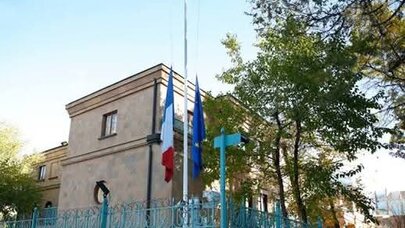 İrəvanda Fransa səfirliyinin qarşısında etiraz aksiyası: Suyumuzu xilas edin