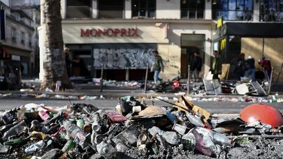 Bricit Makronun qohumunun mağazasını 36 polis qorudu: Fransızlar ələ salır