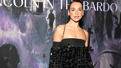 Dua Lipa dərin yarıqlı şəffaf libasda göz qamaşdırdı - FOTO