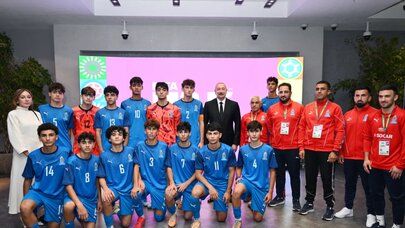 Prezident Azərbaycan komandasının futbolçuları ilə görüşdü - YENİLƏNDİ