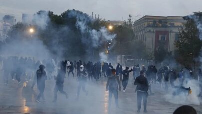 Albaniyada etirazçılar şəhər meriyasının binasını yandırdılar