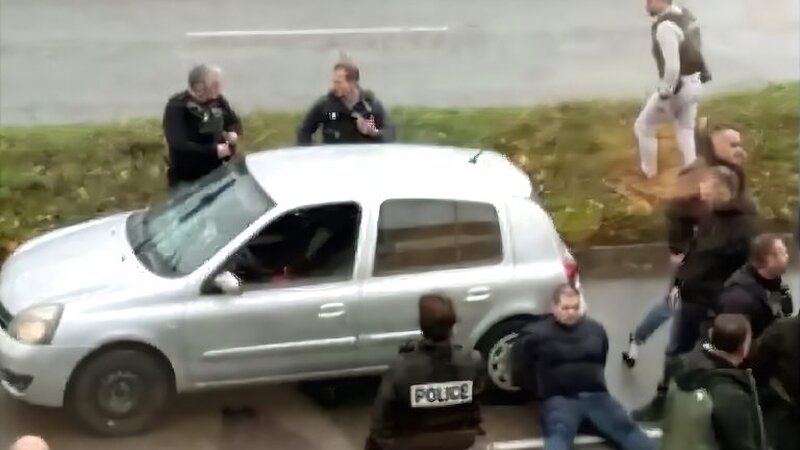 Fransada terror törədənin evindən Hitlerin kitabı çıxdı