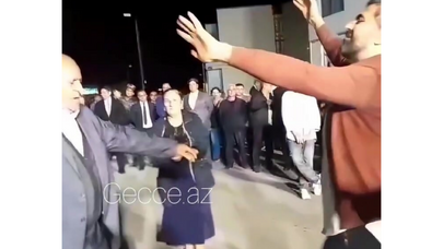 Zaur Baxşəliyev Zəngilanda ağsaqqalla ayaqyalın rəqs etdi
