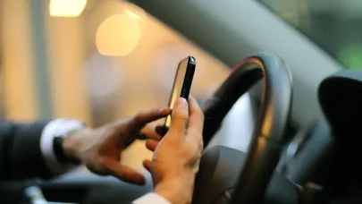 Telefondan istifadə edən sürücülər necə cərimələnəcək? - Ekspertdən açıqlama