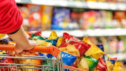 Bakıda supermarketdə 100 minlik fırıldaq - Müdir çipsilərə görə həbs edildi