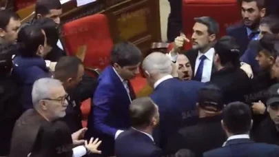 Yumruqlar və butulkalar havada uçur: Ermənistan parlamentində kütləvi dava - VİDEO 
