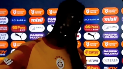 “Qalatasaray”ın qaradərili futbolçusu müsahibə zamanı görünməz oldu - VİDEO